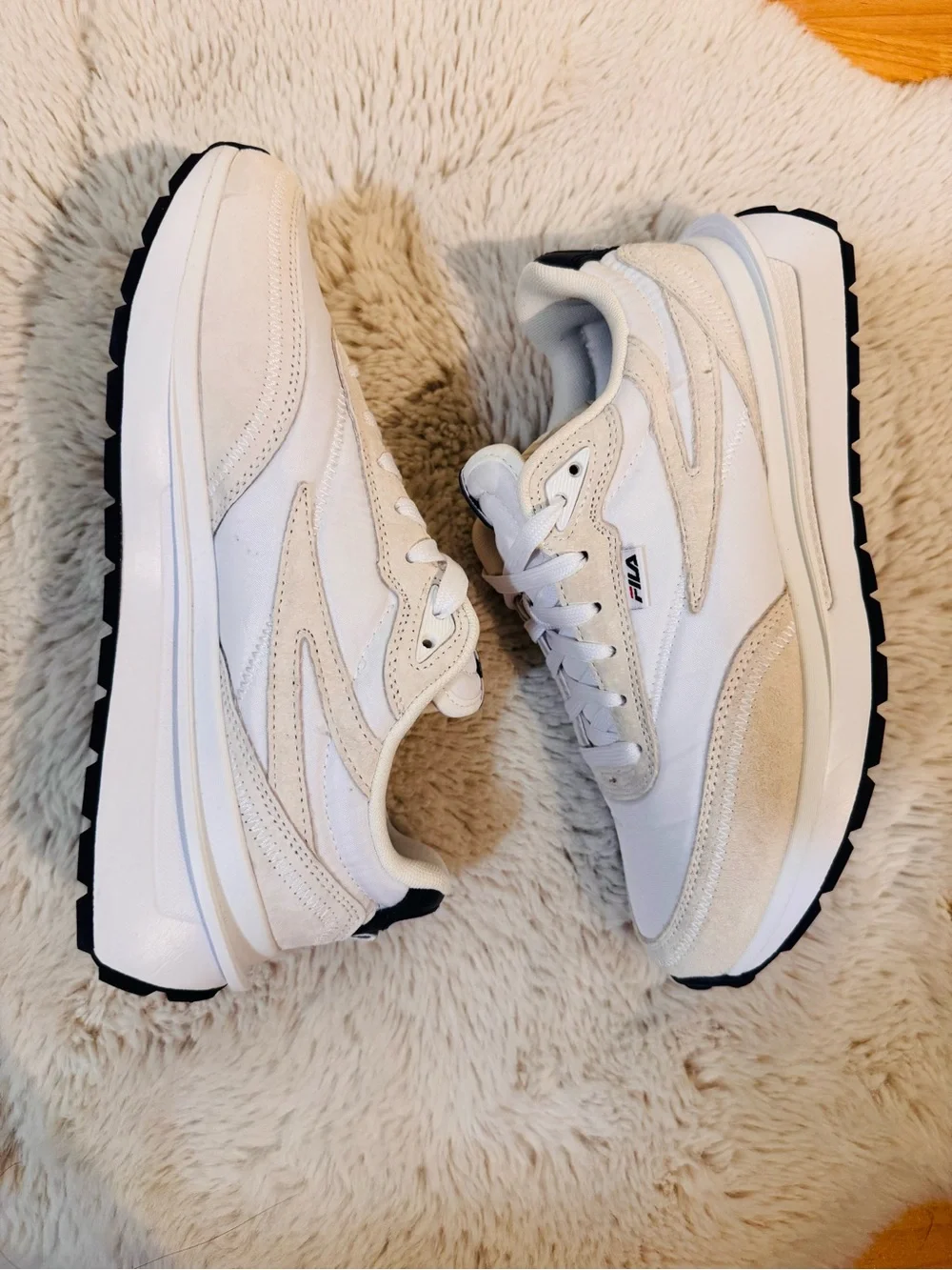 FILA Women's Renno White/Cream Low-Top Retro Runner Sneakers 7.5